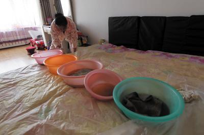 彭州楼上漏水，住户失联，小区没物管，业主维权难！律师来支招……
